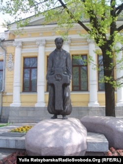 Пам’ятник на могилі академіка Дмитра Яворницького стоїть на центральному проспекті імені Карла Маркса