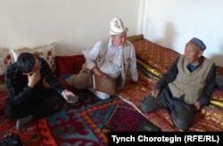 Төлөк Төрөкан (оңдо) санжырадан кеп салууда. Сол четте - профессор Мамбеттурду Мамбетакун. Аңыз, КЭР. 13.7.2014.