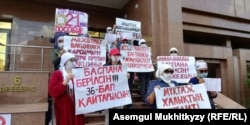Еңбек және халықты әлеуметтік қорғау министрлігі алдында талаптарын айтып тұрған адамдар. Нұр-Сұлтан (қазіргі Астана), 8 маусым, 2020 жыл (Азаттық архивіндегі фото)
