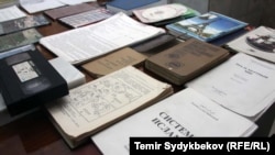 Материалы, изъятые у подозреваемых в экстремизме. Иллюстративное фото.