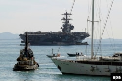 Американский авианосец "Джорж Буш" на рейде греческого порта Пирей