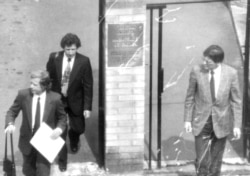 Дисидент Вацлав Гавел (ліворуч попереду) виходить з посольства Канади разом із братом Іваном, на братові – краватка з малюнком