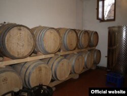 Сапаттуу шарап француз эменинен жасалган баасы кымбат челекте 6 айдан 2 жылга чейин туруп жетилет.