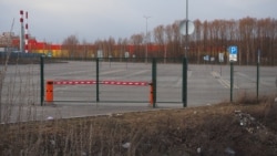 Абсолютно пустая парковка на месте вырубленной пойменной рощи.