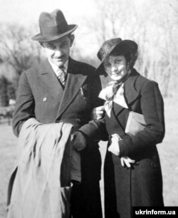Головний ідеолог українського інтегрального націоналізму Дмитро Донцов із поетесою і діячкою ОУН Оленою Телігою. Кінець 1930-х років