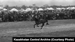 Праздничная байга на Наурыз в Нарынкольском районе Алматинской области. 1988 год.