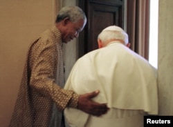 Нельсон Мандела (слева) и папа Иоанн Павел II в Ватикане, 18 июня 1998 года