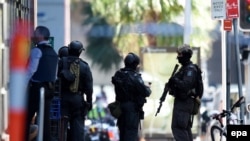 Сиднейдин борборун камалаган полиция күчтөрү.