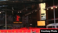 Кинозвезды разбежались, и красная дорожка перед фестивальным дворцом пуста