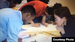 Салтанат Кырбашева качкын жеткинчектер менен иштеп жатат.