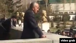 Глава ГБАО вышел к протестующим