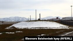 Сак дооруна таандык коргондор. Жалпысынан каз катар болуп эки кылкада тизилген 25 коргон бар.