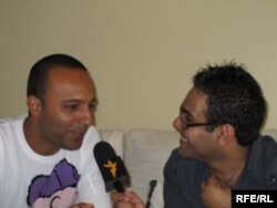 Певец Араш дает интервью репортеру «Озодлика».