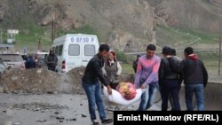 Жолдон жүк ташып өткөндөр.