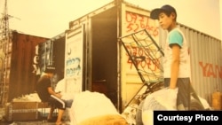 Базарда иштеген балдар.