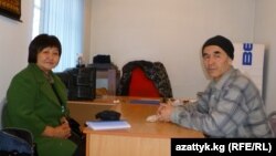 Укук коргоочу Төлөкан Исмаилова жана маркум Азимжан Аскаров.