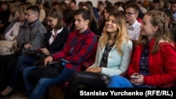 Tavriya milliy universitetiniñ açıluvı munasebeti ile keçirilgen tantanalı oturısta studentler