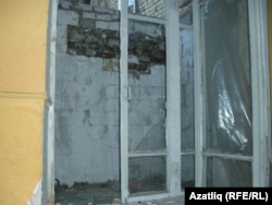 Мәдәни үзәкнең ватылган тәрәзәсе