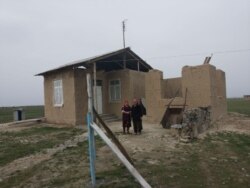 Зоминлик кўзи ожиз Дилноза Маматқулова (чапда)