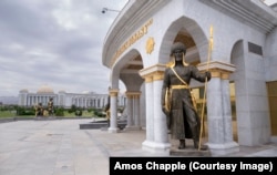 Одна из 27 статуй древним туркменским воинам и лидерам, установленных вокруг Монумента Независимости в Ашхабаде.