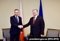 Президент України Петро Порошенко (праворуч) під час зустрічі із президентом Польщі Анджеєм Дудою. Київ, грудень 2017 року