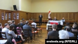 Член Рады БНР Аляксандар Лукашук зачытвае віншаваньне Старшыні Рады БНР Івонкі Сурвілы