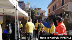 Волонтери готуються допомагати виборцям в черзі до консульства України в Римі під час першого туру президентських виборів 31 березня 2019 року