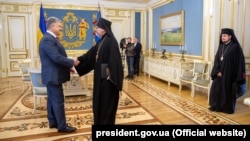 Зліва направо: президент України Петро Порошенко, екзархи Вселенського патріархату в Україні, архієпископ Памфільський і Західної єпархії УПЦ в США Даниїл і єпископ Едмонтона і Захiдної єпархії УПЦ в Канаді Іларіон. Київ, 16 жовтня 2018 року