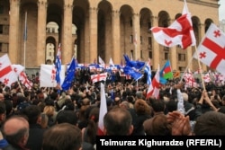 «Біртұтас ұлттық қозғалыс» партиясының қолдаушылары. Тбилиси, 19 сәуір 2013 жыл.