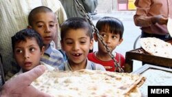 برخی مهاجران افغان از نانوایی‌ها و مغازه‌ها خدمات دریافت نمی‌کنند.
