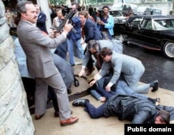 Агенты Сакрэтнай службы ў момант замаху на прэзыдэнта ЗША Рональда Рэйгана, 30 сакавіка 1981 г.