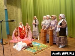 Сәхнәдә “Май пешү йоласы” күрсәтелә