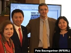 Солдон: Мэри-Жейн Дииб, Конгресстин китепканасынын өкүлү, Кадыр Токтогулов, АКШдагы кыргыз элчиси, Жефф Лили, китеп автору, жана Венера Жуматаева, "Азаттык" үналгысынын деректири. Вашингтон. 2018.