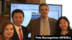 АКШ Конгрессинин китепканасынын бөлүм башчысы Мэри-Жэйн Диб, Кыргызстандын АКШдагы элчиси Кадыр Токтогулов, китептин автору, америкалык изилдөөчү Жефф Лили жана "Эркин Европа/Азаттык" радиосунун кыргыз кызматынын башчысы Венера Жуматаева.