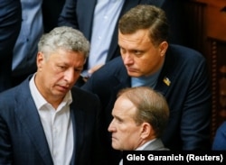 Депутати від «Опозиційної платформи – За життя» Віктор Медведчук (на передньому плані), Юрій Бойко (ліворуч) і Сергій Льовочкін (на задньому плані)