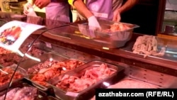 Hususy dükanyň et tekçesi. Türkmenistan. (arhiw suraty) 