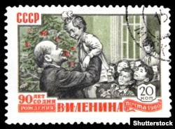 Поштова радянська марка приблизно 1960 року із зображенням Володимира Леніна з дітьми біля новорічної ялинки, приурочена 90-річчю від дня народження керівника російських більшовиків