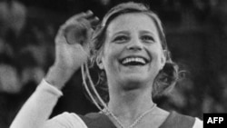 Вольга Корбут з залатым алімпійскім мэдалём на Алімпіядзе ў Мюнхэне ў 1972 годзе