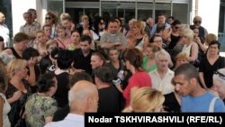 Живая очередь и вынужденное простаивание огромного количества людей за пределами здания мэрии под палящим солнцем сделали свое черное дело: в толпе начались перепалки из-за первенства в очереди и, как результат, обмороки и вызовы скорой помощи