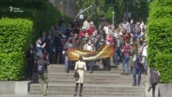 9 травня у Києві: люди прийшли до Парку Слави попри карантинні обмеження (відео)