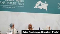 Kazansummit кысаларындагы утырыш. Азиза Ракитская уртада.