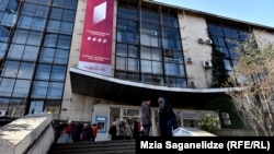 Общественный вещатель получает расширенное право по размещению коммерческой рекламы, пользоваться упрощенной системой закупок и даже финансировать стартапы