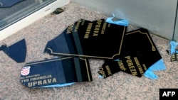 Илюстрационное фото. Табличка с надписью сербской кириллицей, сорванная и разбитая протестующими хорватами в хорватском городе Вуковар, разрушенном сербскими мятежникам в начале войны в Югославии в 90-х годах, сентябрь 2013 года