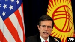 АКШ Мамкатчысынын Түштүк жана Борбор Азия боюнча жардамчысы Роберт Блейк Конгресстеги угууда аймактагы кырдаал тууралуу сөз сүйлөдү.  (Сүрөттө: Роберт Блейк Бишкекте, 17-январь, 2013).