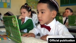 Школьники с ноутбуком - подарком президента, Ашхабад  