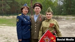 Сорокін з колегами у радянській формі