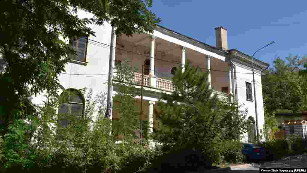 Вікна в клубі розбиті й забиті дошками, причому, за станом останніх можна припустити, що дуже давно