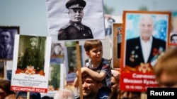 Участники шествия «Бессмертный полк» в день празднования 72-й годовщины победы во Второй мировой волне. Алматы, 9 мая 2017 года.