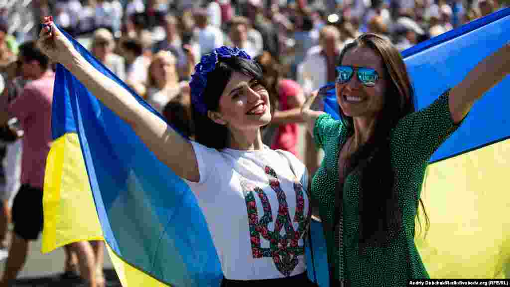 Багато з присутніх були з національною символікою, прапорами та у вишиванках