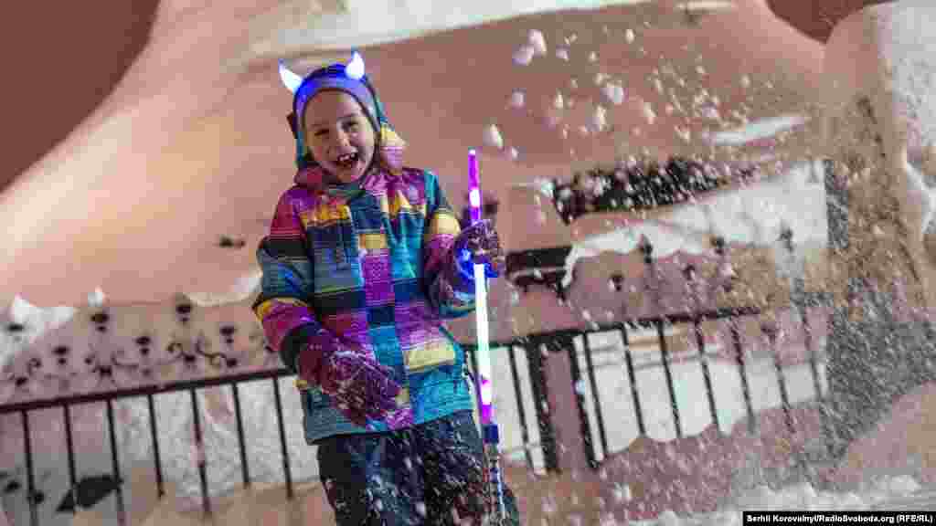 За день до відкриття у Києві пішов сніг, створивши у столиці святкову атмосферу та додавши роботи столичним комунальникам